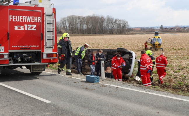 Autoüberschlag in Oftering endet glimpflich - Feuerwehren und Notarzthubschrauber im Einsatz
