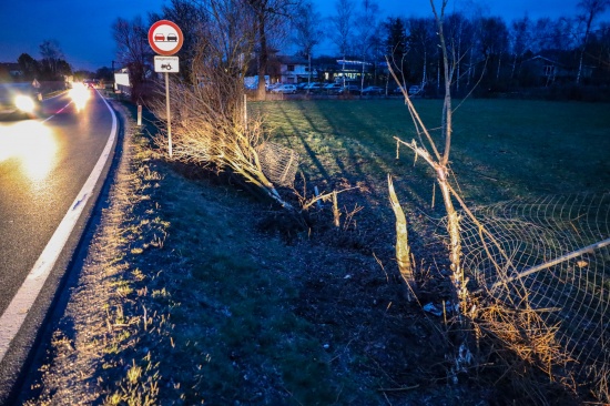Autolenker (80) nach Unfall auf Wallerner Strae bei Scharten durch Einsatzkrfte aus Auto gerettet
