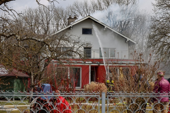 Dachgescho und Dachstuhl eines Wohnhauses in Schwanenstadt in Brand