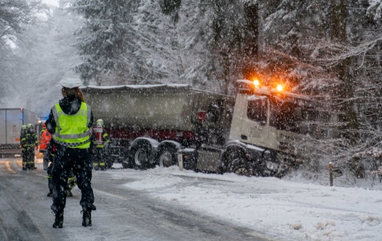 Schwierige LKW-Bergung nach Verkehrsunfall mit PKW in Hochburg-Ach