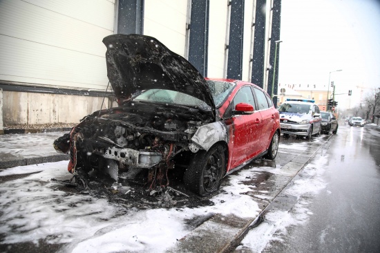 Feuerwehr bei PKW-Brand in Wels-Innenstadt im Einsatz