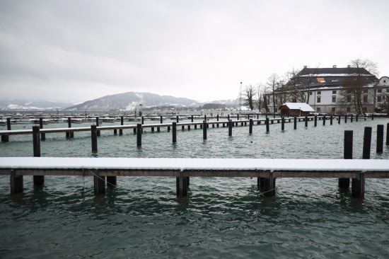 Schrfling am Attersee: Einsatzkrfte zur Rettung eines Kitesurfers aus dem Attersee alarmiert