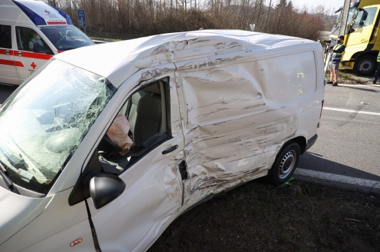 Schwerverletzter bei Crash zwischen LKW und Kleintransporter in Pichl bei Wels