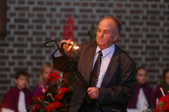 Mesner Johann Aichinger entzündete die erste Kerze am Adventkranz