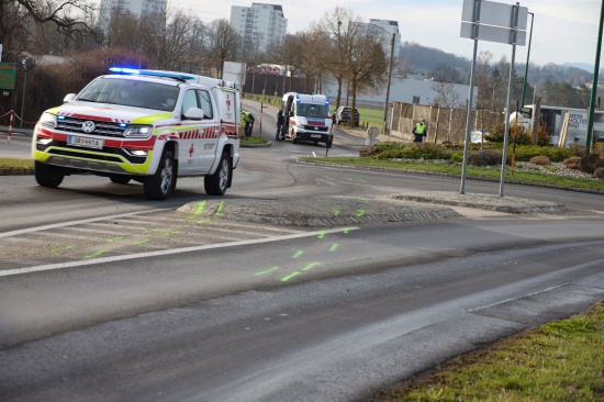 Person nach Verkehrsunfall bei Kreisverkehr in Wels-Lichtenegg notrztlich versorgt