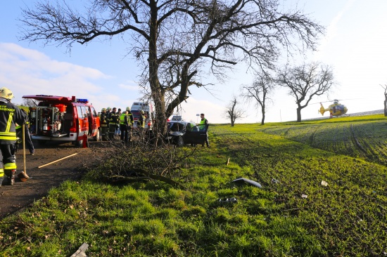 Schwerer Verkehrsunfall in Ansfelden - PKW kracht in einen Baum