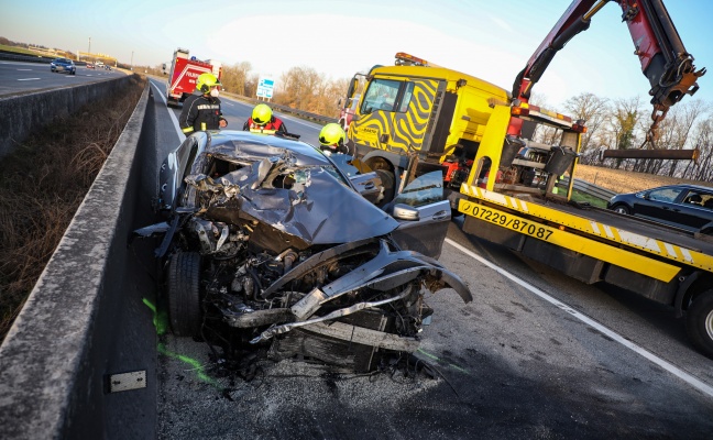 Schwerer Crash zwischen Auto und Pritschenwagen auf Westautobahn bei Pucking fordert eine Verletzte