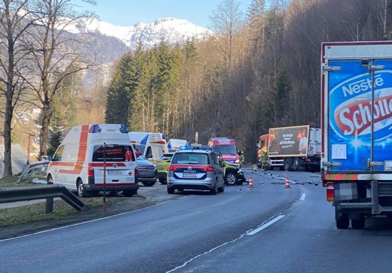 Frontalkollision zwischen LKW und PKW auf Salzkammergutstraße in Bad Ischl fordert zwei Verletzte