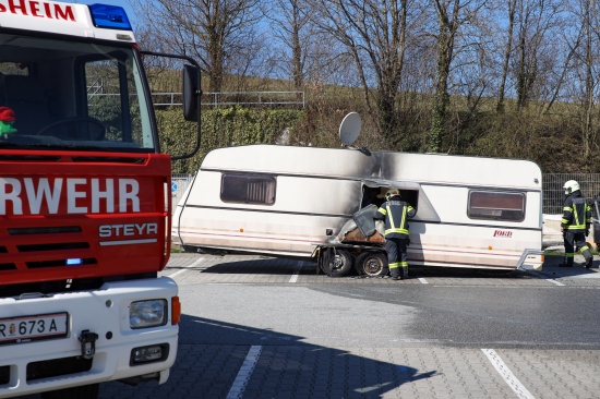 Brand eines Wohnwagens auf Rastplatz in Aistersheim