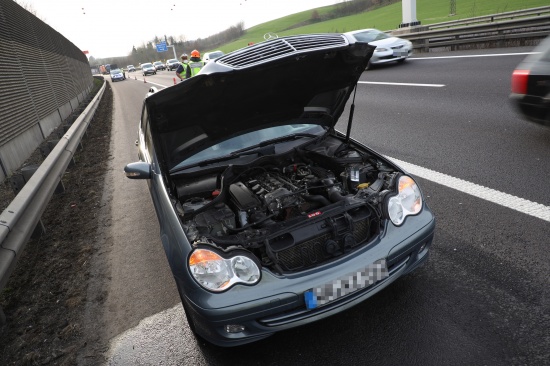 Beginnenden Autobrand auf Innkreisautobahn bei Meggenhofen mit Mineralwasser gelscht