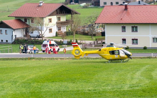 Motorradlenkerin bei Kollision mit Traktor in Feldkirchen bei Mattighofen schwer verletzt