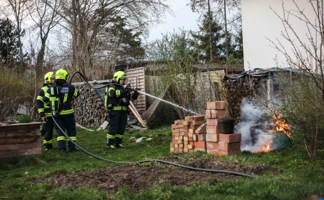 Feuerwehr bei Brand eines Komposthaufens in Marchtrenk im Einsatz