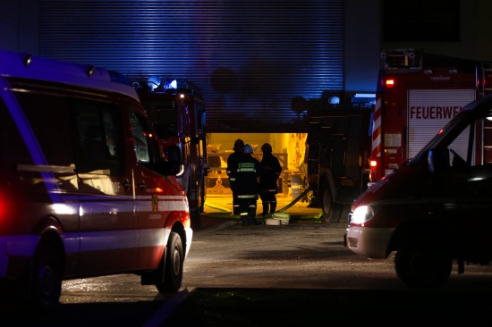 Feuerwehr nach Brand in einem Industriebetrieb in Gunskirchen im Einsatz