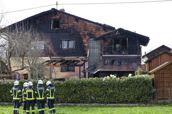 Acht Feuerwehren im Einsatz: Flammen griffen bei Brand in Neukirchen am Walde auf Wohnhaus ber