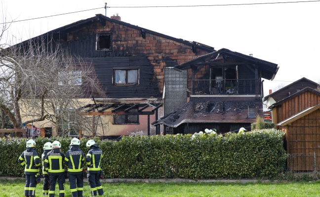 Acht Feuerwehren im Einsatz: Flammen griffen bei Brand in Neukirchen am Walde auf Wohnhaus über