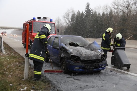 Feuerwehr bei Fahrzeugbrand auf der Westautobahn im Einsatz