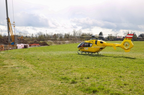 Notarzthubschrauber nach Arbeitsunfall auf Baustelle in Wels-Neustadt im Einsatz