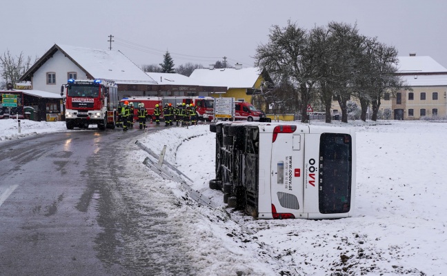 Linienbus bei Hochburg-Ach umgestürzt