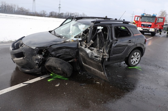 Schwerer Crash auf Wiener Strae in Edt bei Lambach fordert zwei teils schwer verletzte Personen