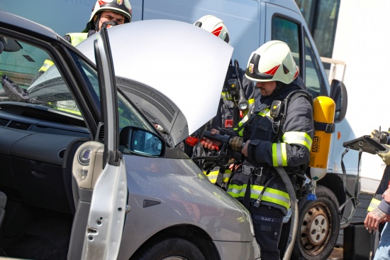 Brand im Motorraum eines PKW in Buchkirchen rasch gelscht