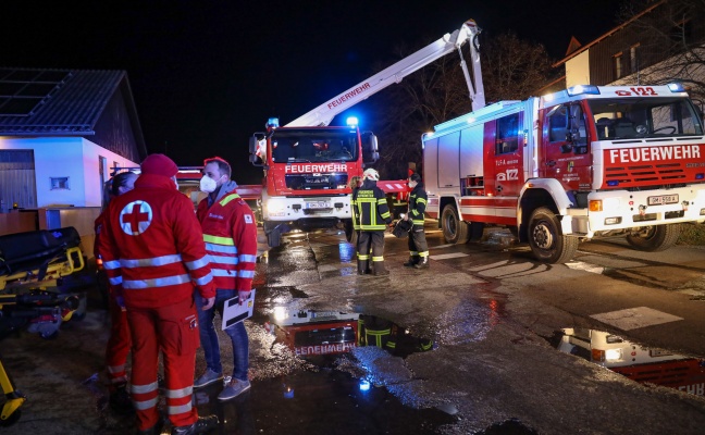 Drei Verletzte bei Zimmerbrand in einem Mehrparteienwohnhaus in Altmnster