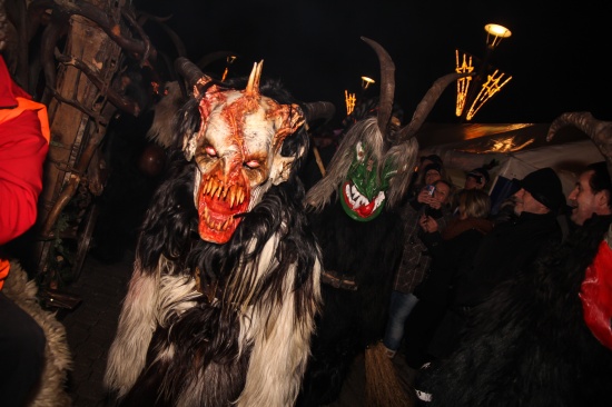 Viele Besucher beim Perchtenlauf am Marchtrenker Adventmarkt