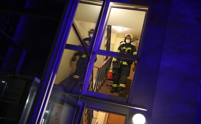 Feuerwehr bei Brandverdacht durch Pelletofen in einer Wohnung in Wels-Vogelweide im Einsatz