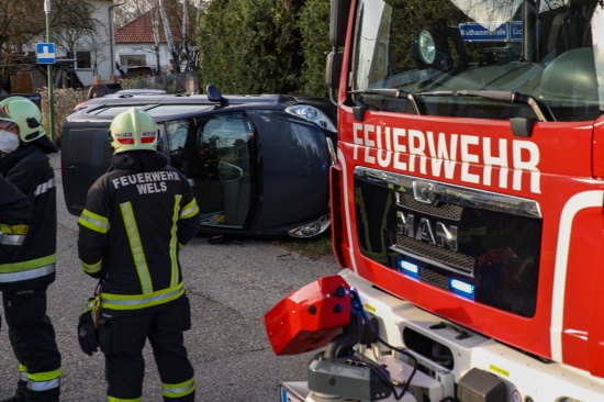 PKW in Seitenlage: Einsatzkrfte zu Menschenrettung nach Verkehrsunfall in Wels-Waidhausen alarmiert