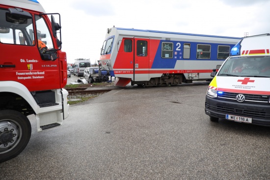 Auto auf Bahnbergang in Steinhaus von Triebwagen der Almtalbahn erfasst