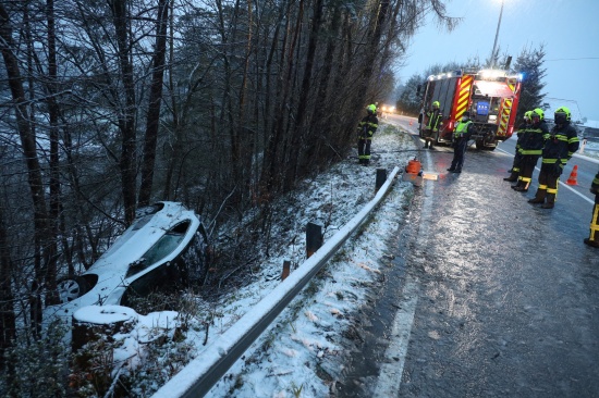 Auto bei Verkehrsunfall auf Scharnsteiner Straße in Scharnstein in steiler Böschung gelandet