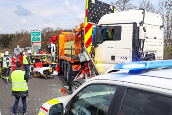 Schwerer Verkehrsunfall: LKW kracht auf Pyhrnautobahn bei Sattledt in Absicherungsfahrzeug