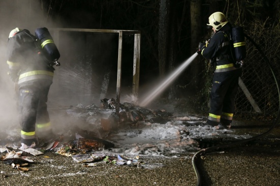 Papiercontainer einer Mllsammelstelle in Wels-Pernau in Brand gesteckt