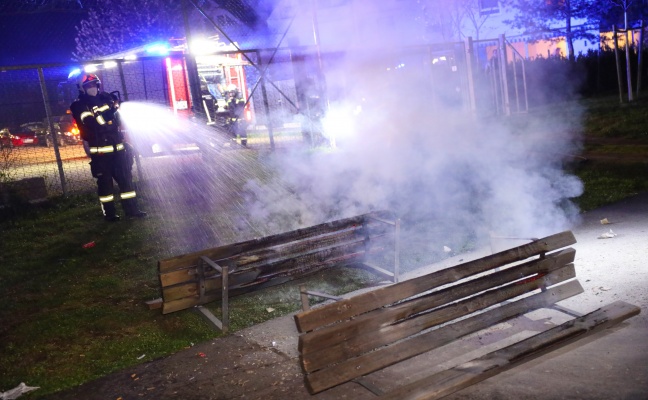 Einsatz bei einem Brand zweier Parkbänke auf einem Spielplatz in Wels-Neustadt