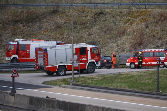 Einsatz auf Pyhrnautobahn in Micheldorf in Obersterreich nach Reifenplatzer bei Lschfahrzeug