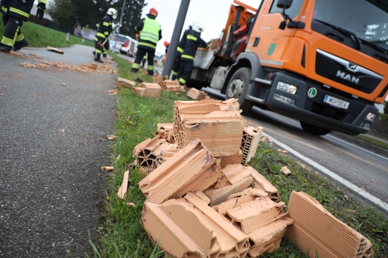 Feuerwehr im Einsatz: Ziegelfertigteilwand auf Voralpenstrae in Sattledt verloren