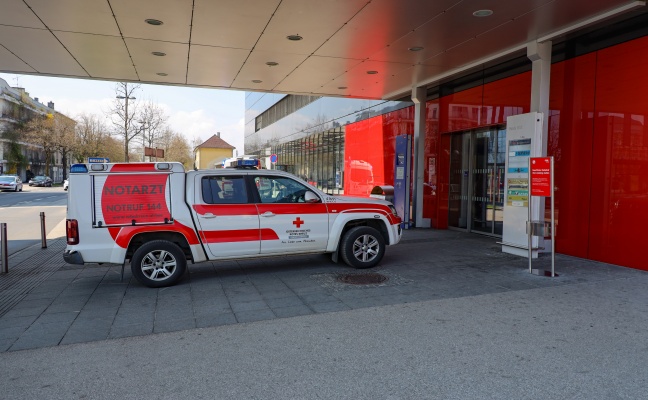 Notarzt, Rettung und Feuerwehr nach Vorfall am Welser Hauptbahnhof im Einsatz