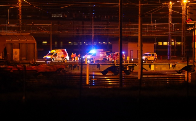 Arbeiter bei Verschubarbeiten in Wels von Güterwaggon überrollt und schwer verletzt