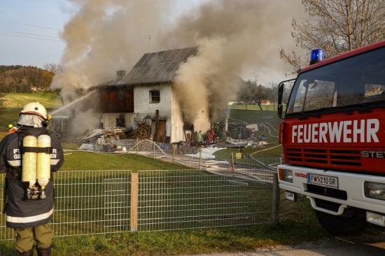 Brand eines Stall- und Garagengebudes in Geboltskirchen sorgt fr greren Einsatz der Feuerwehr