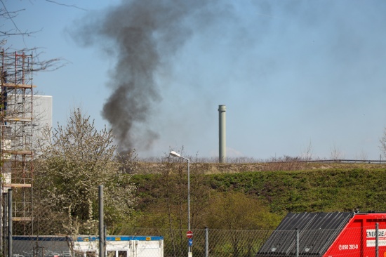 Brand von Abfall bei Entsorgungsunternehmen in Wels-Schafwiesen sorgt fr Einsatz der Feuerwehr