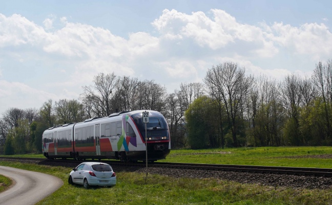 Lenker blieb bei Helpfau-Uttendorf mit Auto auf Gleisen der Mattigtalbahn stecken und schlief ein