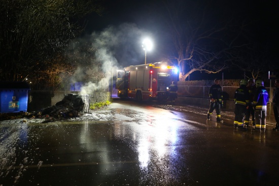 Altpapiercontainer in Wels-Lichtenegg in Brand gesteckt