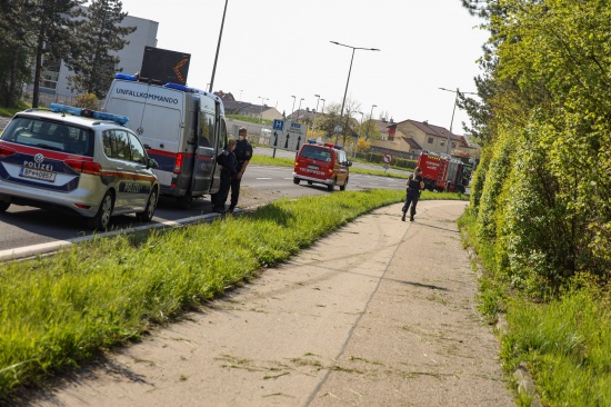 Aufrumarbeiten durch Feuerwehr nach Verkehrsunfall auf Innviertler Strae in Wels-Neustadt