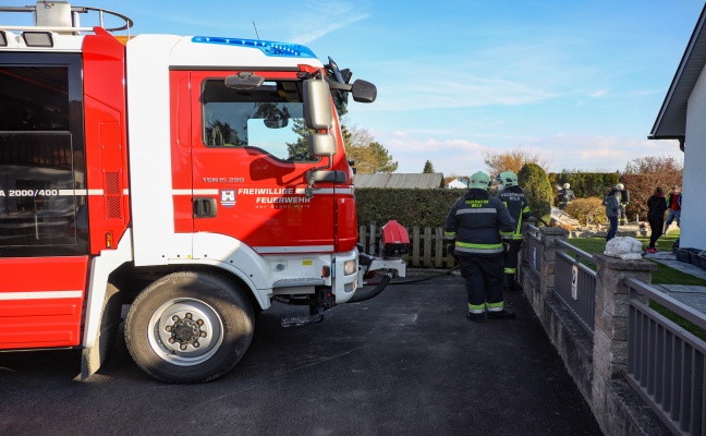 Feuerwehr bei Brand einer Thujenhecke in Wels-Puchberg im Einsatz