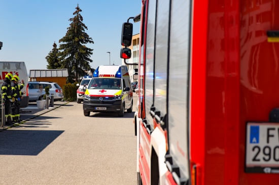 Feuerwehr, Notarzt und Rettungsdienst bei Personenrettung von Balkon in Lambach im Einsatz