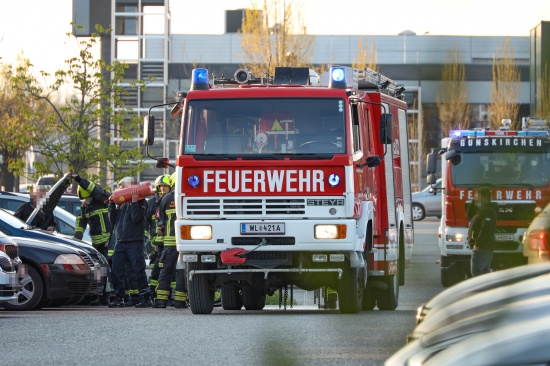 Feuerwehr bei PKW-Brand auf Parkplatz eines Unternehmens in Gunskirchen im Einsatz