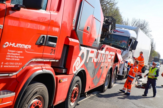 Unfall mit drei beteiligten LKW auf Welser Autobahn bei Wels sorgte fr erhebliche Staus