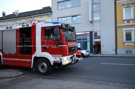 Einsatz durch seltsamen Geruch in einem Wohn- und Geschftsgebude in Wels-Neustadt