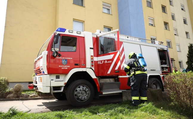 Drei Feuerwehren bei Brand am Dach eines Mehrparteienwohnhauses in Asten im Einsatz
