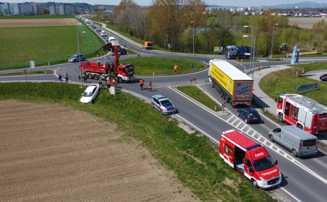 Auto bei spektakulärem Verkehrsunfall in Enns über Kreisverkehr gesprungen