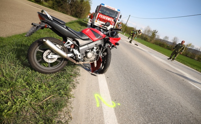 Zwei Schwerverletzte bei Verkehrsunfall zwischen Motorrad und Auto auf Eferdinger Straße bei Fraham